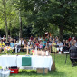 Der Altar steht mitten auf der Wiese