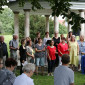 Der Chor singt im Pavillon