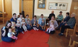 Senioren zu Besuch beim Miniclub