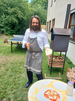 Pfarrer als Pizzabäcker
