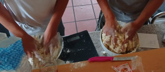 Teig für Stockbrot kneten