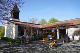 Gottesdienst, auch im Hof mit dabei