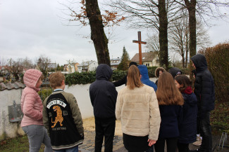 Konfis auf dem Friedhof