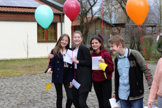 Konfis mit Luftballongebeten