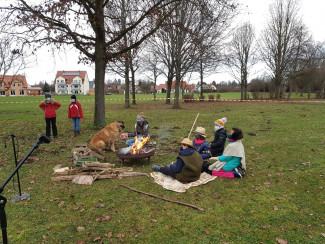 Hirten am Lagerfeuer mit echtem Hirtenhund