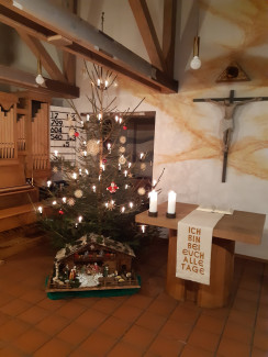 Von der Gemeinde geschmückter Christbaum