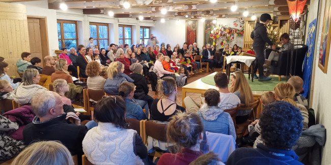Volle Anna-Kirche zum Krippenspiel