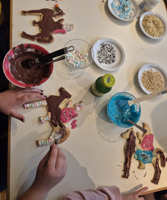 Basteln mit Zuckerguss und Schokoperlen