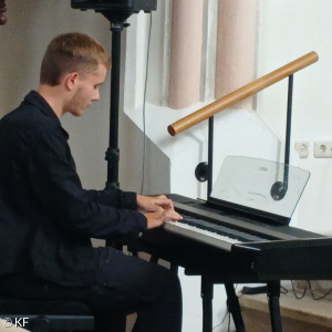 Leon am E-Piano
