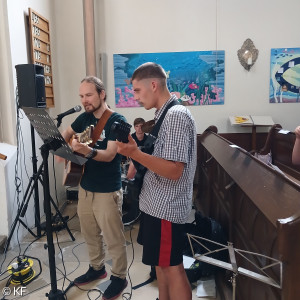 Pfr. Jonathan Launhardt und Lonas an den Saiten