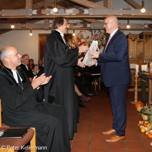 Bürgermeister Maneth gratuliert mit einer Flasche Himmelfahrtströpfchen