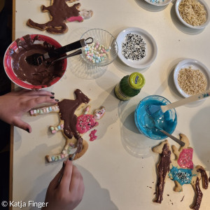 Basteln mit Zuckerguss und Schokoperlen